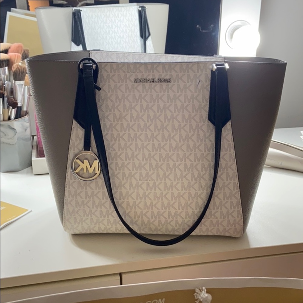 AUTHENTIC MINT CONDITION MICHAEL KORS TOTE BAG - Picture 7 of 8